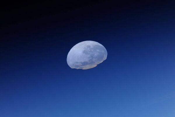 Лунный закат с борта Международной космической станции