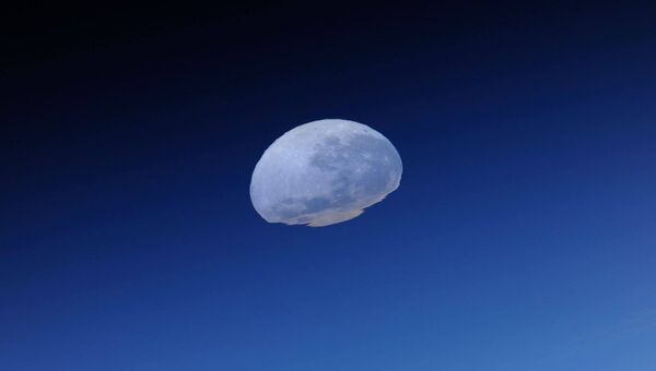 Лунный закат с борта Международной космической станции. Архивное фото