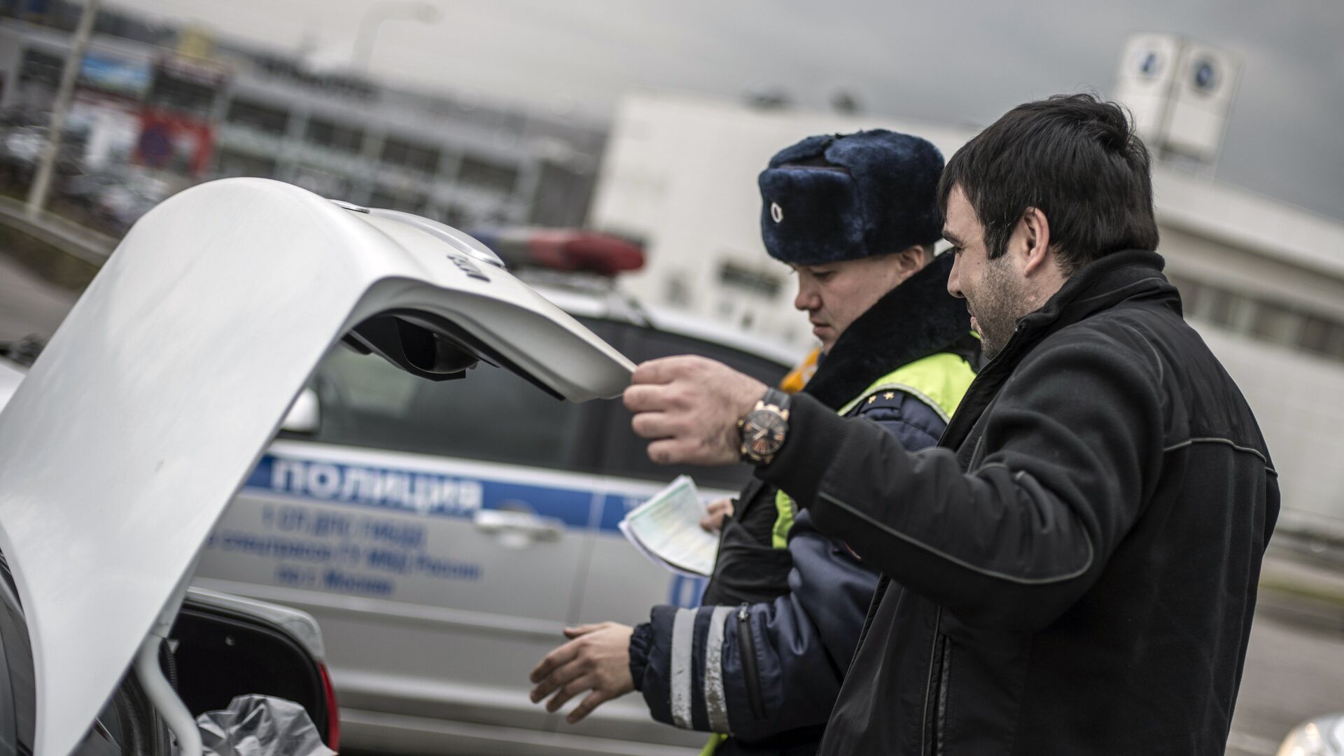 Сотрудник ГИБДД проверяет багажник автомобиля водителя в рамках рейда скрытых патрулей ДПС в Москве - РИА Новости, 1920, 21.02.2021