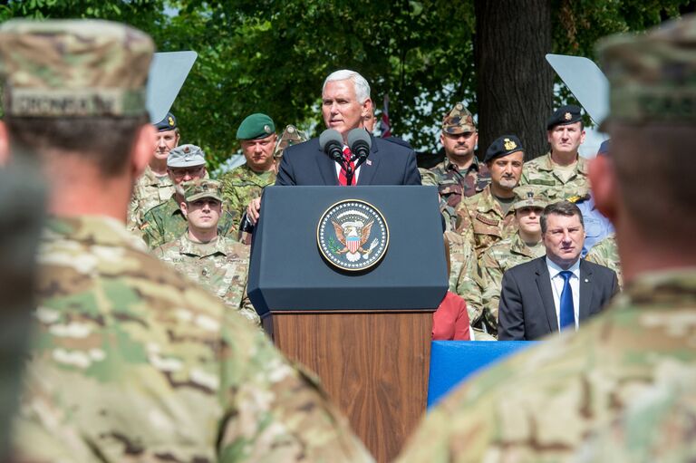 Вице-президент США Майк Пенс во время выступления в Эстонии Вице-президент США Майк Пенс во время выступления в Эстонии