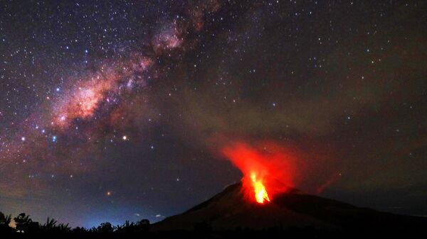 Извержение вулкана Синабунг в Индонезии. Архивное фото