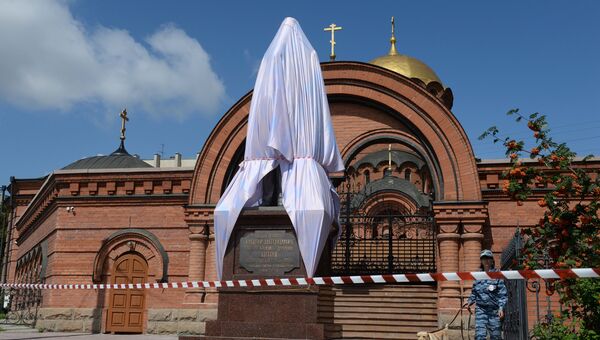 Поврежденный памятник Николаю II и цесаревичу Алексею возле собора Александра Невского в Новосибирске. Архивное фото