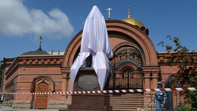 Поврежденный памятник Николаю II и цесаревичу Алексею возле собора Александра Невского в Новосибирске. 1 августа 2017
