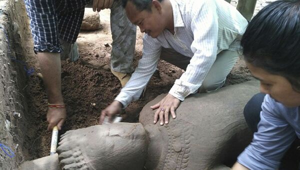 Древняя двухметровая статуя найденная  в Камбодже. 30 июля 2017