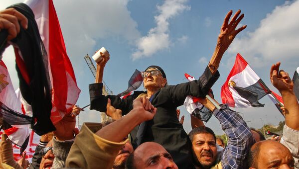 Сторонники военного правительства Египта во время демонстрации на площади Аббасия в Каире