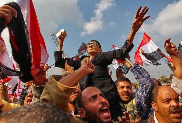 Сторонники военного правительства Египта во время демонстрации на площади Аббасия в Каире