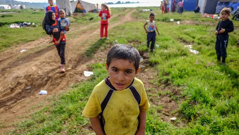 Дети одного из племен сирийских бедуинов-беженцев играют на месте стоянки возле поселка Квешра на севере Ливана рядом с границей с Сирией