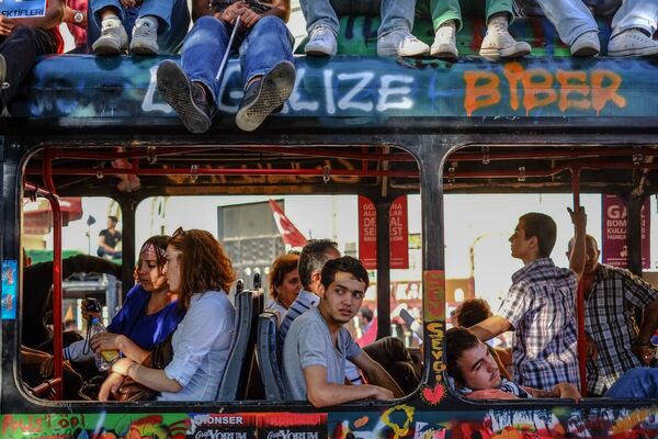 Горожане в революционном автобусе на площади Таксим в Стамбуле