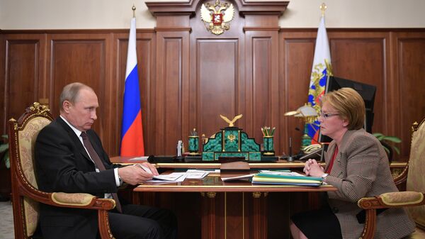 Президент РФ Владимир Путин и министр здравоохранения РФ Вероника Скворцова во время встречи. 1 августа 2017