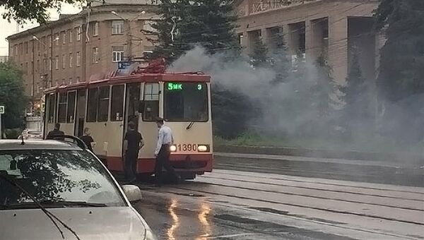 Сотрудники Росгвардии потушили загоревшийся трамвай с пассажирами в Челябинске