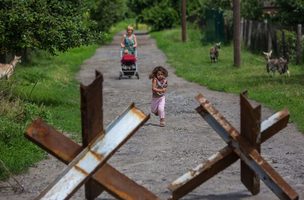 Жители поселка Семеновка, который регулярно обстреливают украинские военные