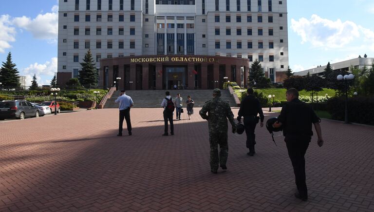 Сотрудники полиции у здания Московского областного суда, в котром произошла перестрелка. 1 августа 2017