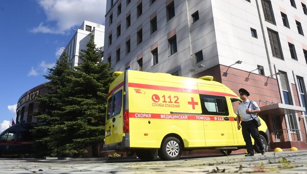 Автомобиль скорой медицинской помощи у здания Московского областного суда, в котором произошла перестрелка. Архивное фото