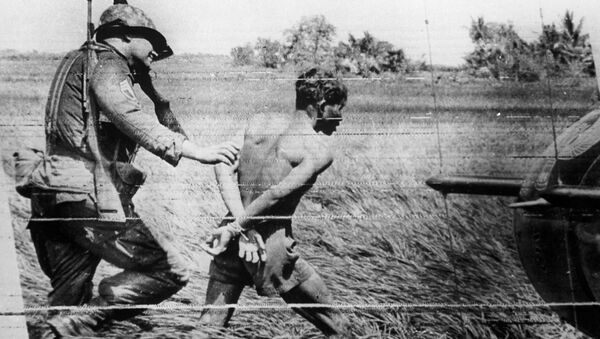 Американский солдат с арестованнным вьетнамцем. 1965 год