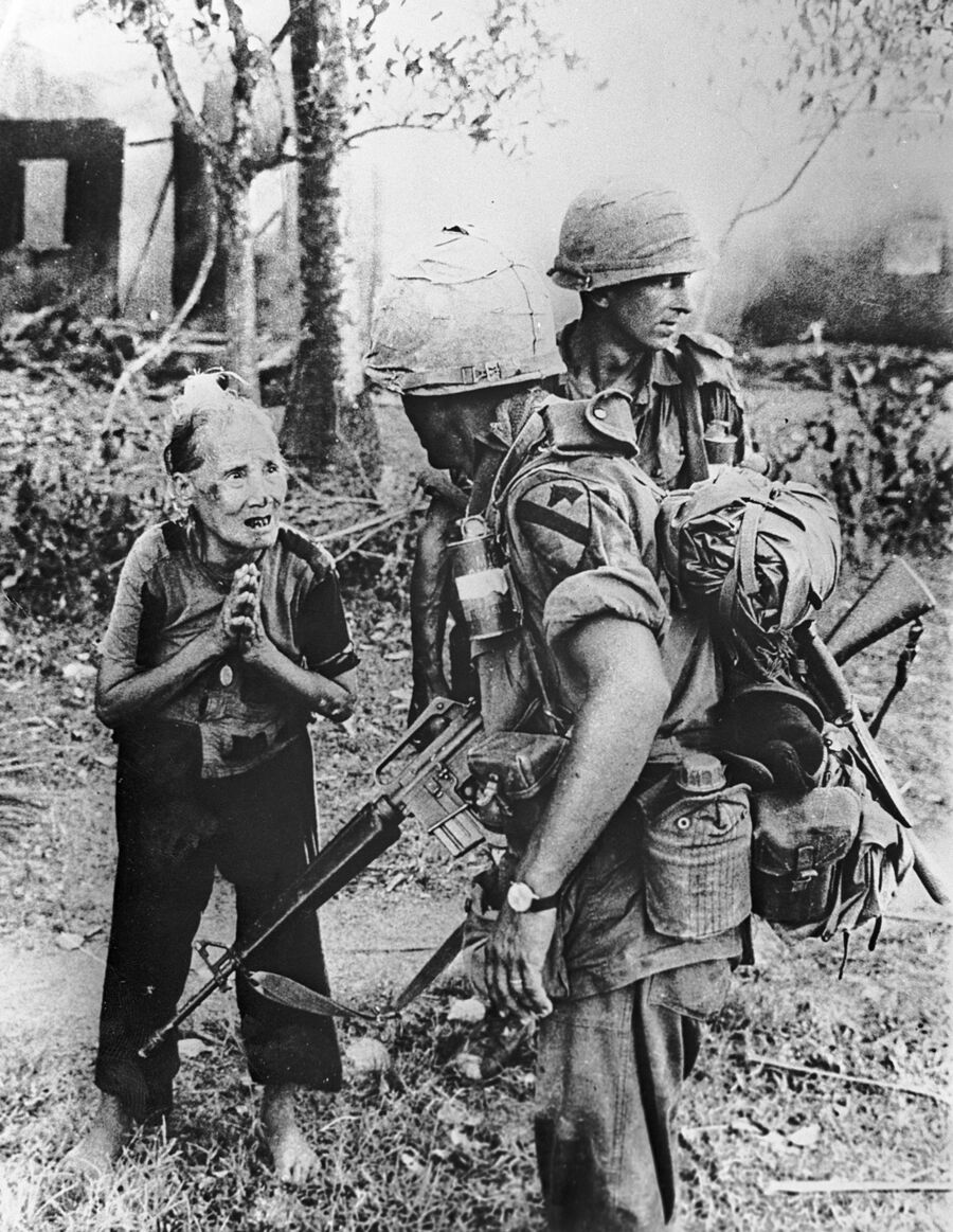 Американские военные и жительница одной из сожженных солдатами США вьетнамских деревень