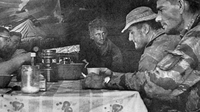 Американские солдаты из лагеря Плейме в перерыве между боями. Вьетнамская война. Репродукция фотографии из журнала Time 