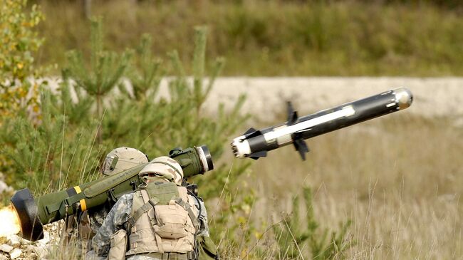 Американские военные производят выстрел из противотанкового ракетного комплекса (ПТРК) FGM-148 Javelin. Архивное фото.