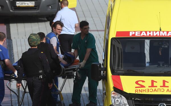 Транспортировка раненого к автомобилю скорой медицинской помощи у здания Московского областного суда,  в котром произошла перестрелка. 1 августа 2017