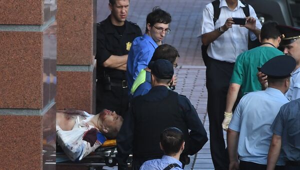 Транспортировка раненого к автомобилю скорой медицинской помощи у здания Московского областного суда, в котром произошла перестрелка. 1 августа 2017
