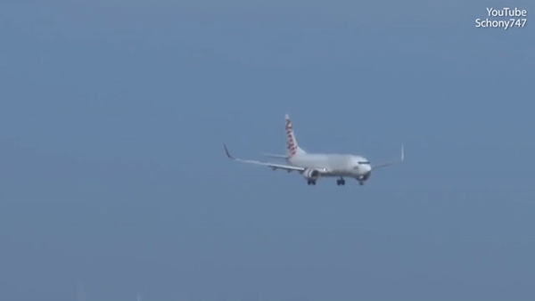 Посадку самолетов в Австралии при ветре в 100 км/ч сняли на видео