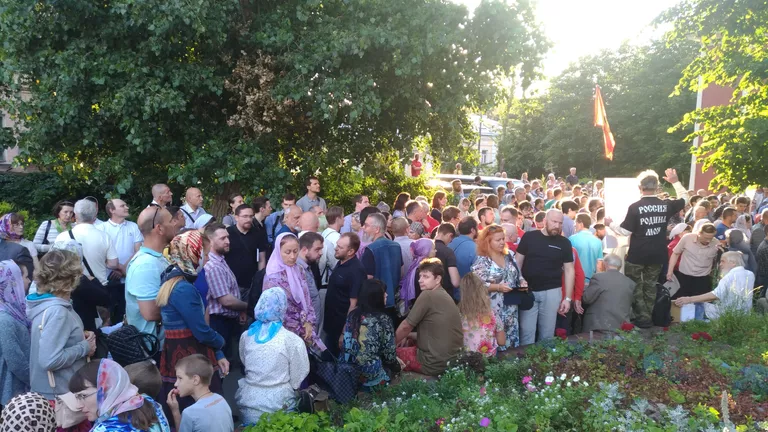 Участники молитвенного стояния против Матильды в Москве Участники молитвенного стояния против Матильды в Москве