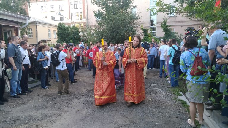Крестный ход перед молитвенным стоянием против Матильды в Москве Крестный ход перед молитвенным стоянием против Матильды в Москве
