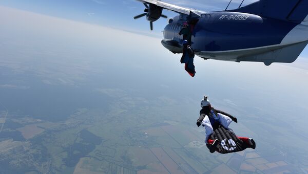 Российские парашютистки во время прыжка