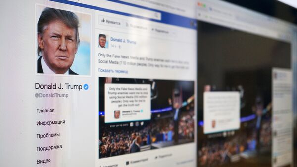 Аккаунт в Facebook Дональда Трампа на экране монитора