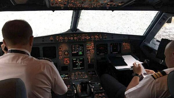 Пилот Александр Акопов в кабине поврежденного самолета Airbus А320 турецкой компании Atlas Global