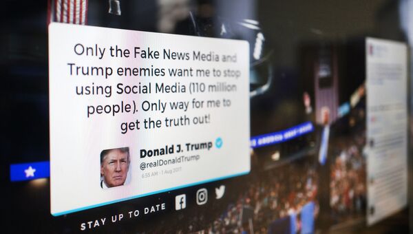 Канал реальных новостей Дональда Трампа в Facebook на экране монитора