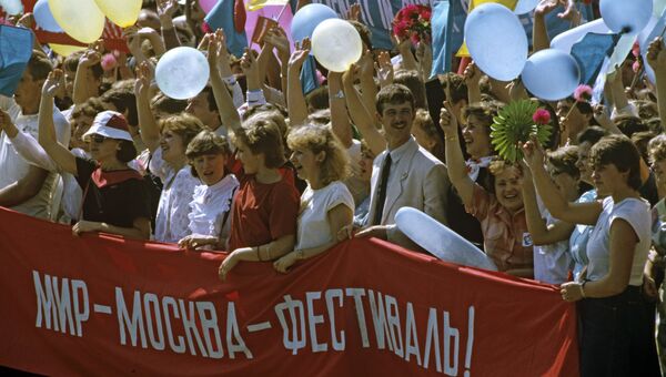 Во время митинга Молодежь и студенты за мир, предотвращение ядерной войны и разоружение. XII Всемирный фестиваль молодежи и студентов. 28 июля 1985
