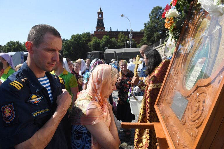 Крестный ход на Красной площади в Москве в честь празднования Дня Воздушно-десантных войск