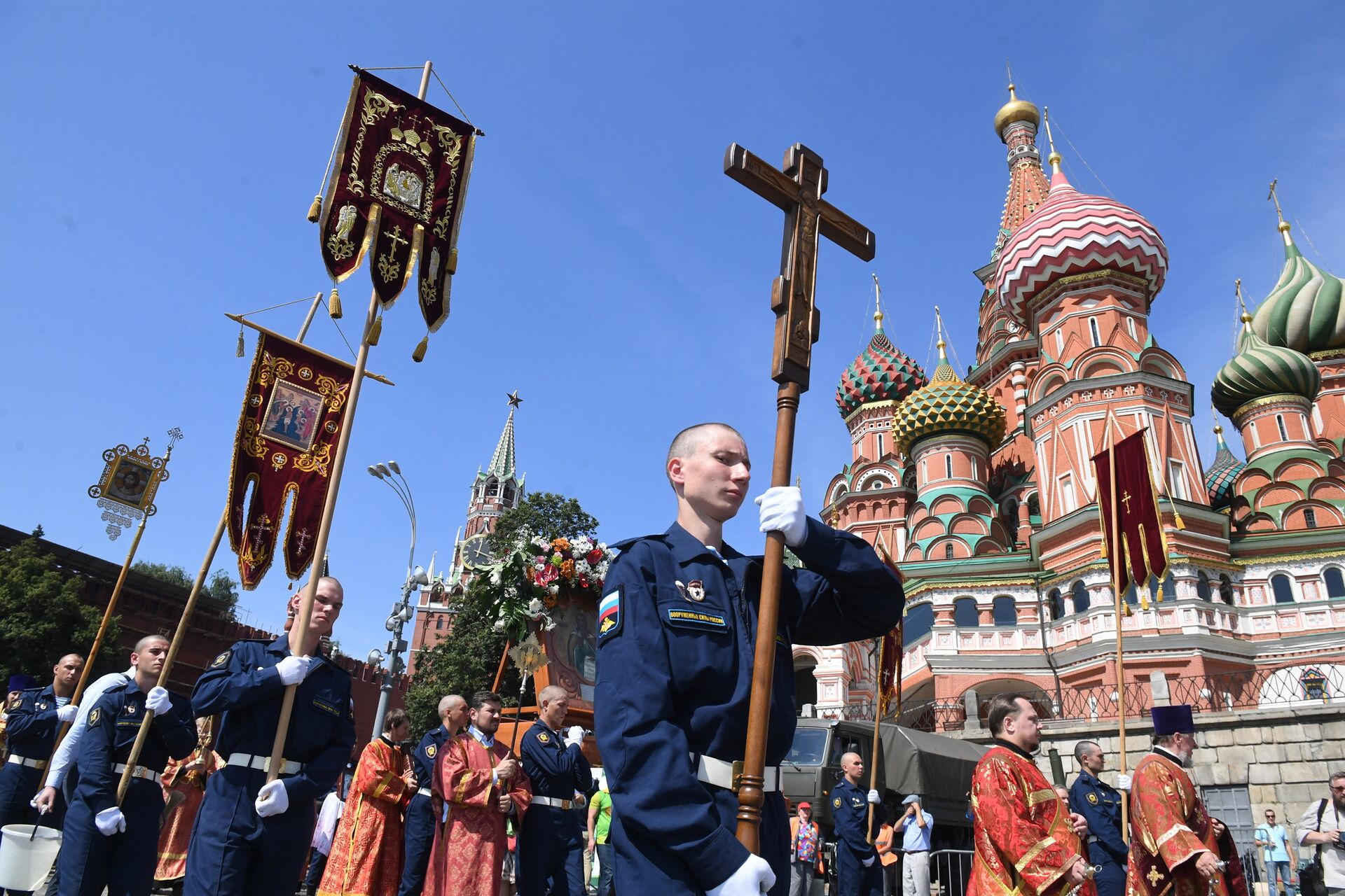 Военнослужащие во время крестного хода на Красной площади в Москве в честь празднования Дня Воздушно-десантных войск - РИА Новости, 1920, 23.07.2020