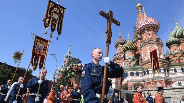 Военнослужащие во время крестного хода на Красной площади в Москве в честь празднования Дня Воздушно-десантных войск