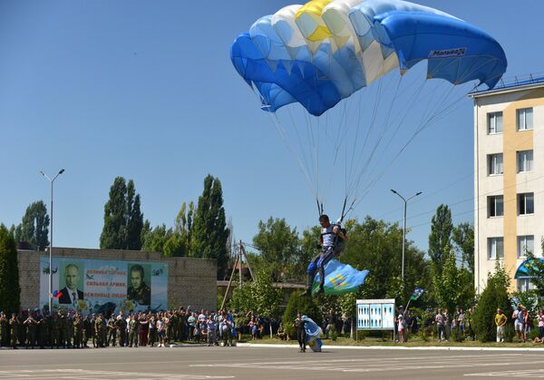 Десантник приземляется на парашюте во время праздника дня ВДВ в Ставропольском крае