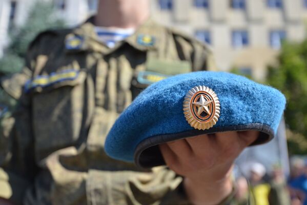 Берет в руке десантника на празднике дня ВДВ в Ставропольском крае