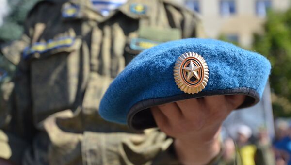 Берет в руке десантника на празднике дня ВДВ в Ставропольском крае