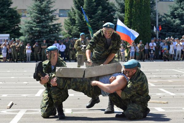Десантники выступают на празднике дня ВДВ в Ставропольском крае