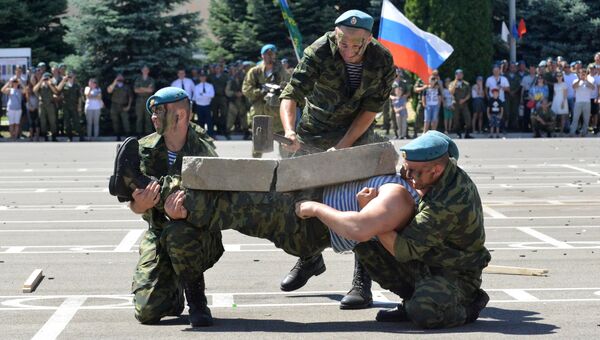 Десантники выступают на празднике дня ВДВ в Ставропольском крае