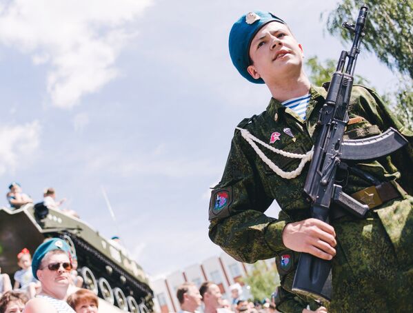 Празднование Дня Воздушно-десантных войск в сквере Десантников в Иванове