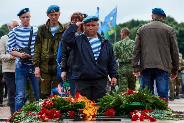 Возложение цветов к Вечному огню на Марсовом поле в Санкт-Петербурге в День Воздушно-десантных войск в Санкт-Петербурге