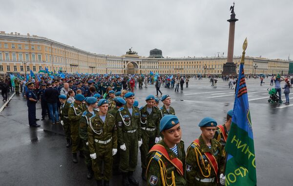 Десантники на Дворцовой площади в Санкт-Петербурге перед шествием к Марсову полю в День Воздушно-десантных войск