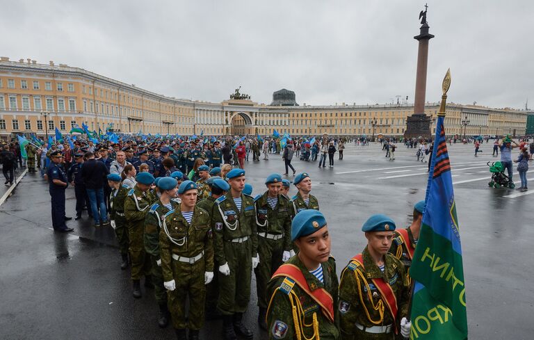 Десантники на Дворцовой площади в Санкт-Петербурге перед шествием к Марсову полю в День Воздушно-десантных войск