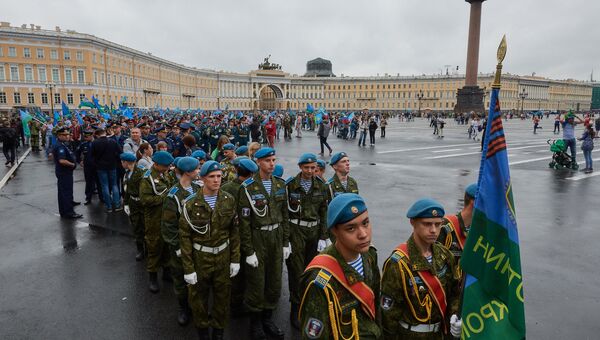 Десантники на Дворцовой площади в Санкт-Петербурге перед шествием к Марсову полю в День Воздушно-десантных войск