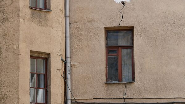 Трещина в стене четырехэтажного жилого дома в Москве, включенного в программу реновации