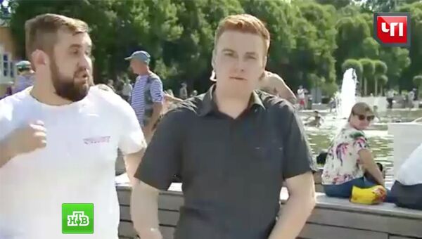 Корреспондент НТВ Никита Развозжаев во время прямого включения из Парка Горького. 2 августа 2017