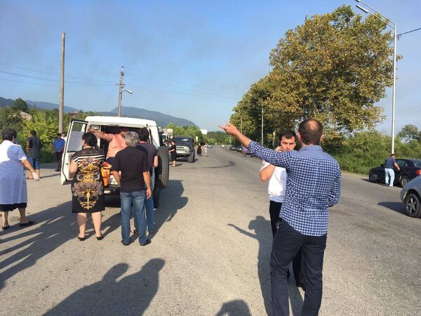 Эвакуация людей в районе взрыва в селе Приморское, Абхазия. 2 августа 2017