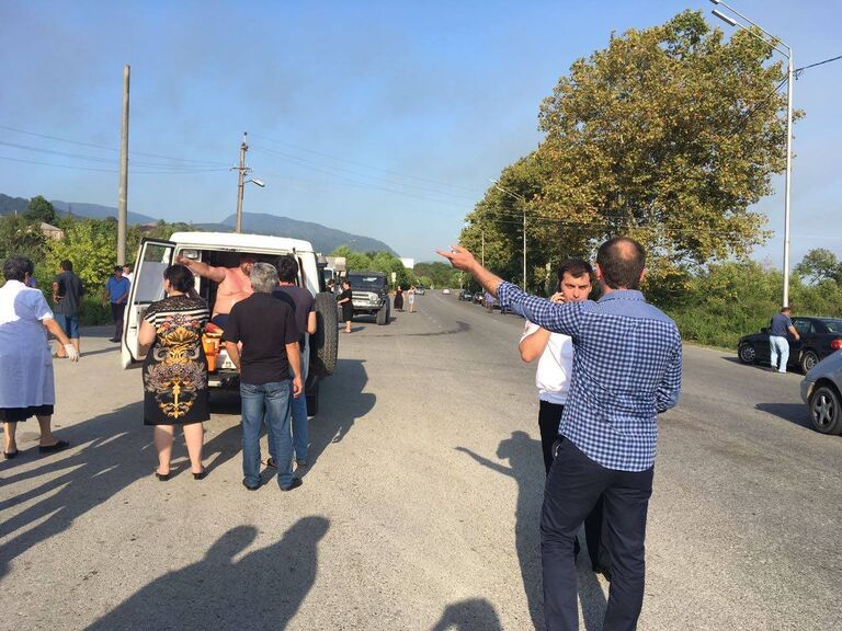Эвакуация людей в районе взрыва в селе Приморское, Абхазия. 2 августа 2017 Эвакуация людей в районе взрыва в селе Приморское, Абхазия. 2 августа 2017