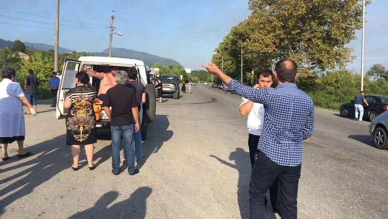 Эвакуация людей в районе взрыва в селе Приморское, Абхазия. 2 августа 2017