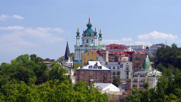 Вид на Андреевскую церковь и начало Андреевского спуска в Киеве, Украина. Архивное фото